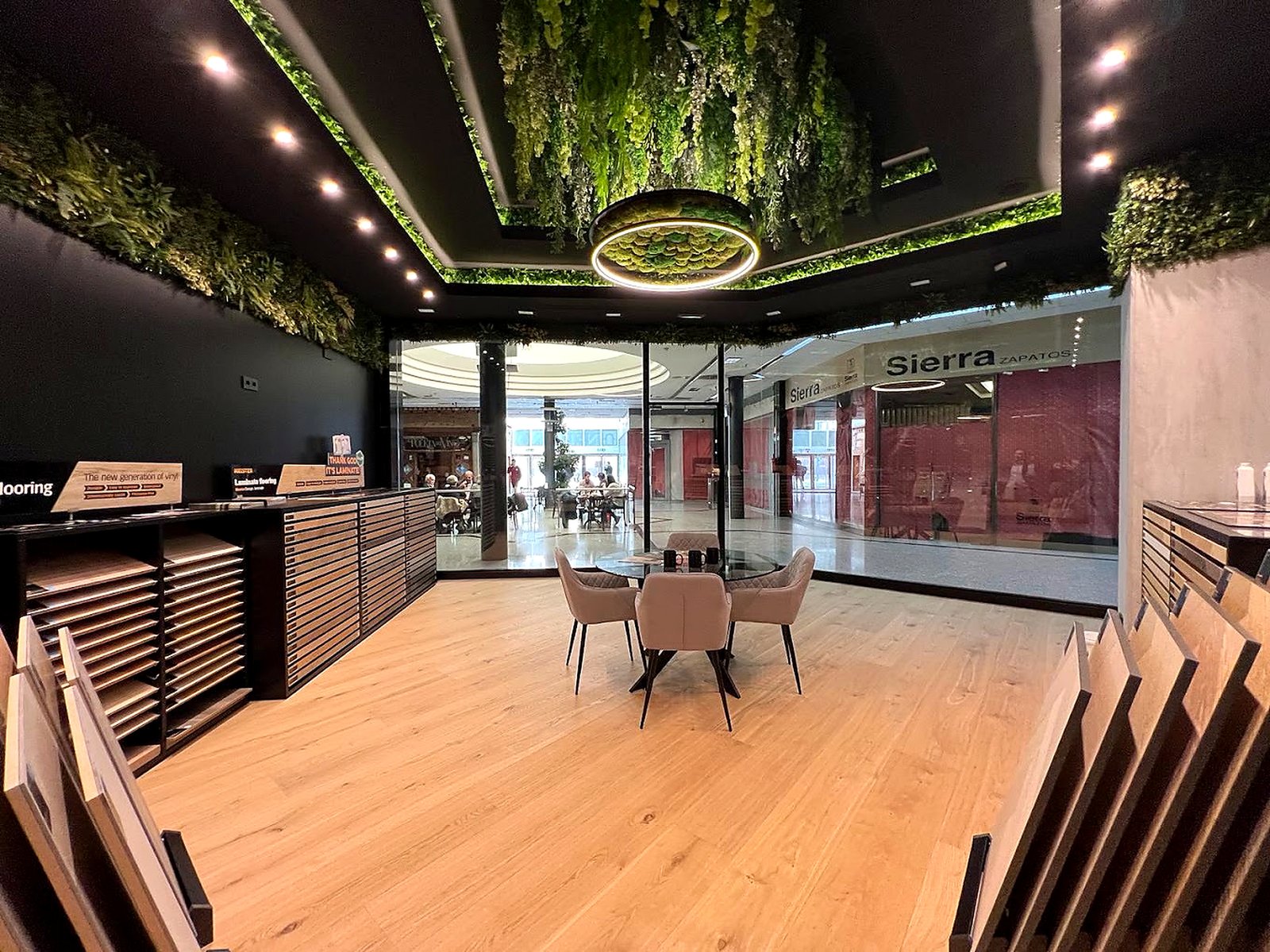 Interior real de MEISTER Boutique Plus Granada