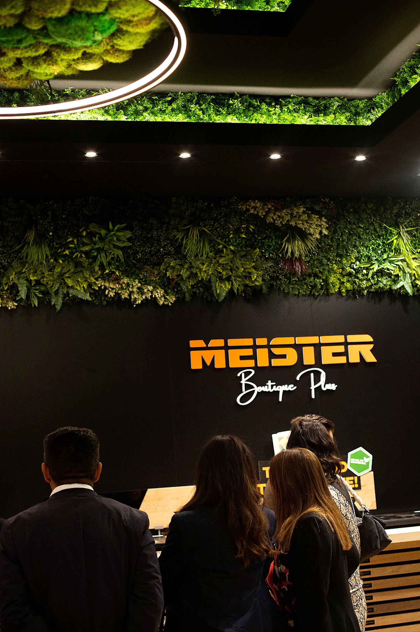 Cliente comparando muestras de suelos MEISTER en Boutique Plus Granada